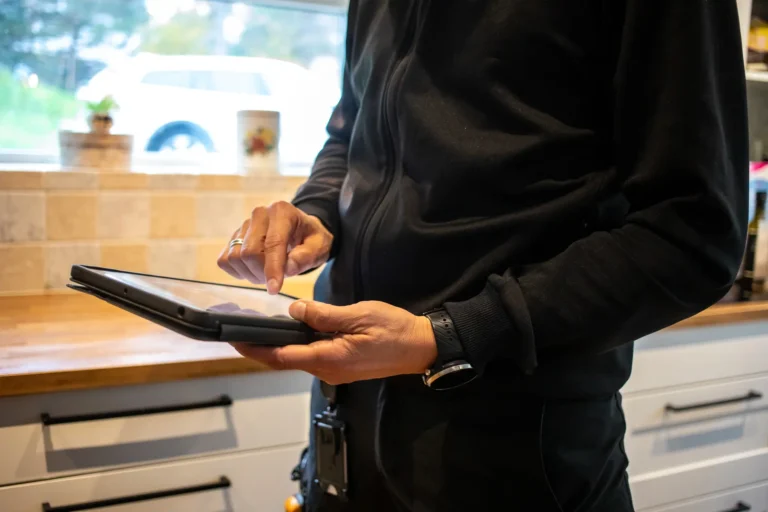 Besiktningsman antecknar på padda efter besiktning