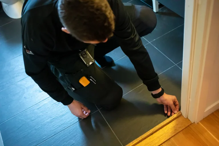 man besiktigar badrum i bostadsrätt