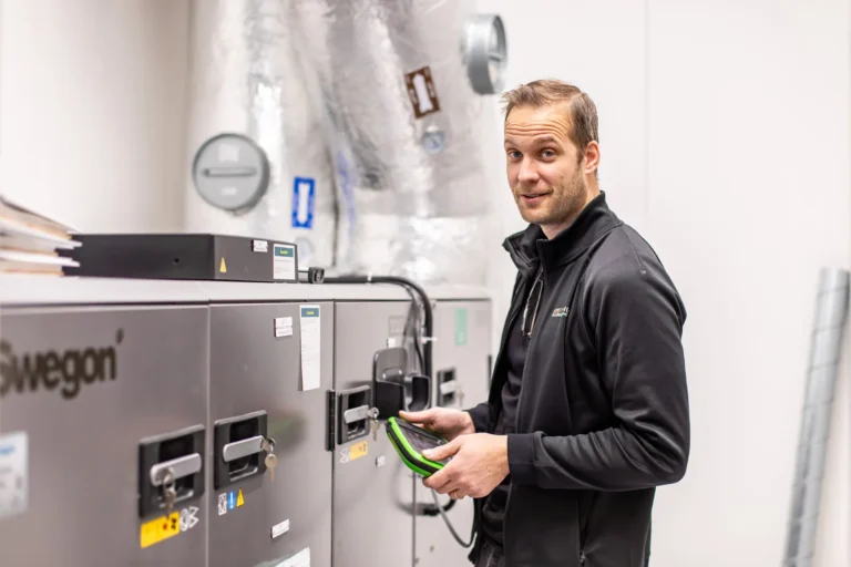 Tom Hermansson, energiexpert och besiktningsman inom OVK på FST Husbesiktningar.