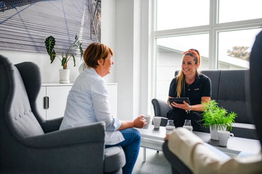 Två kvinnor i dialog på FST Husbesiktningar.