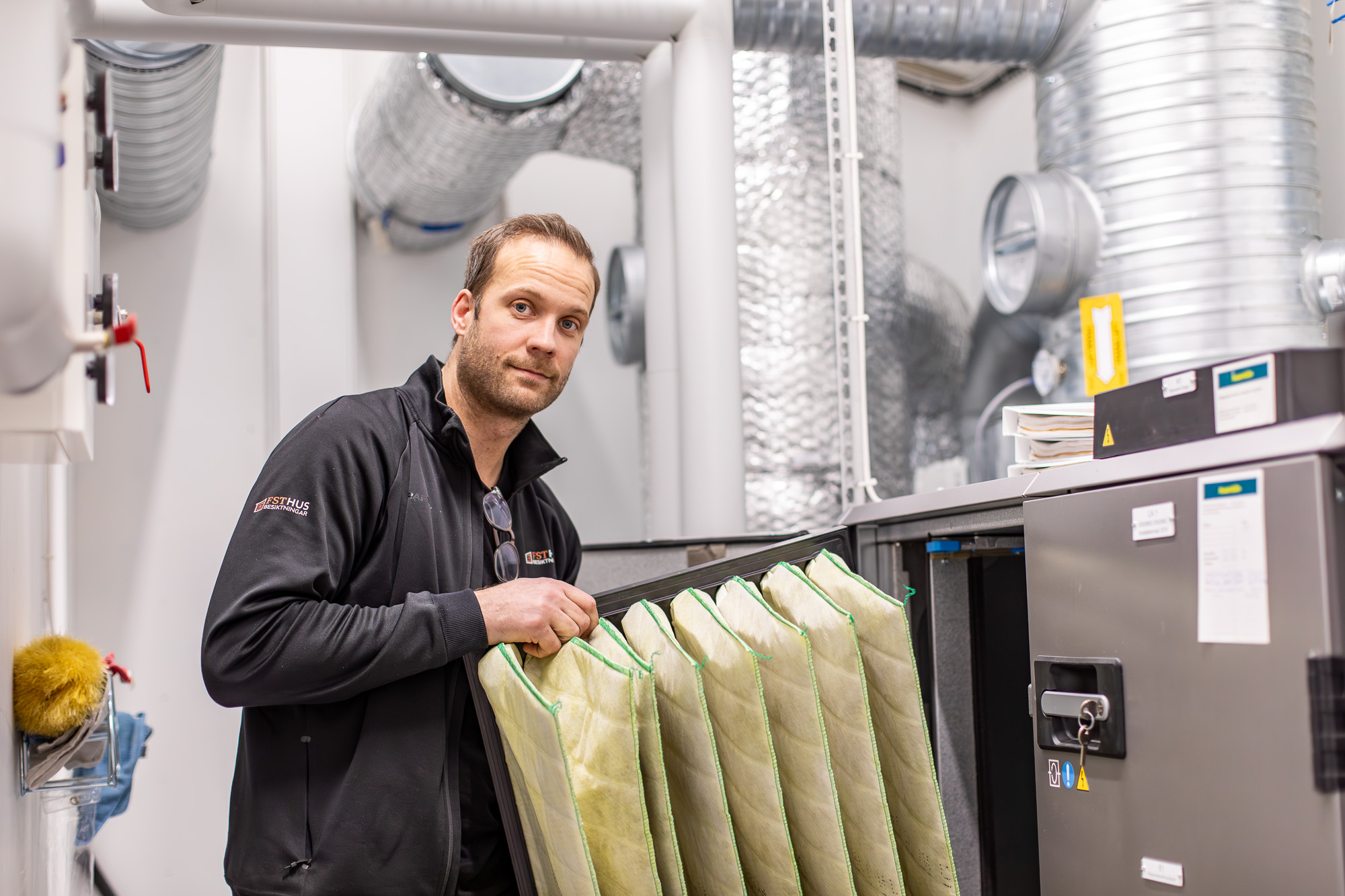 Tom Hermansson jobbar med ventilation.